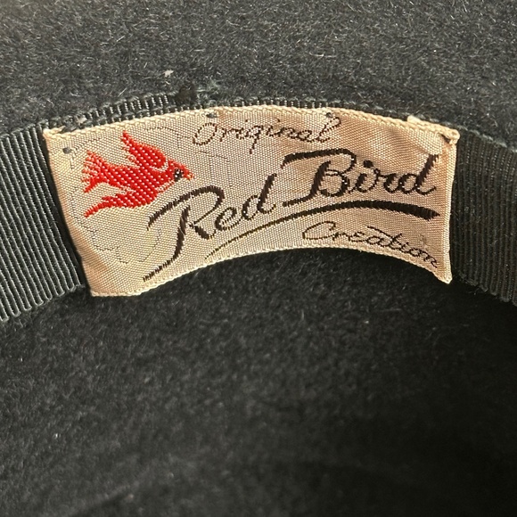 MERRY 1940s' BLACK FELT TILT HAT WITH SEQUIN FLOWER APPLIQUE, JEWELS, FULL VEIL - Picture 12 of 12